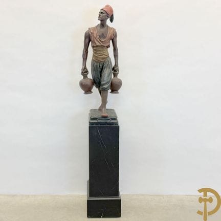 未署名的“戴费兹帽的北非男子”古铜色石膏雕像，置于古铜色效果精美的基座上 | 高度 96 厘米 / 