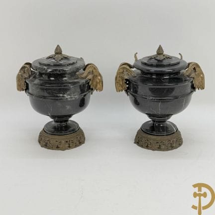 Par de cazuelas de mármol con cabezales de carnero