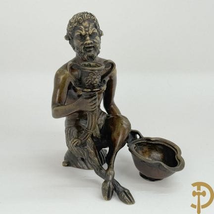 未署名作品《手持烛台和花瓶的坐姿青铜萨提尔》，青铜材质，花瓶上标有编号A190 | 高21厘米。