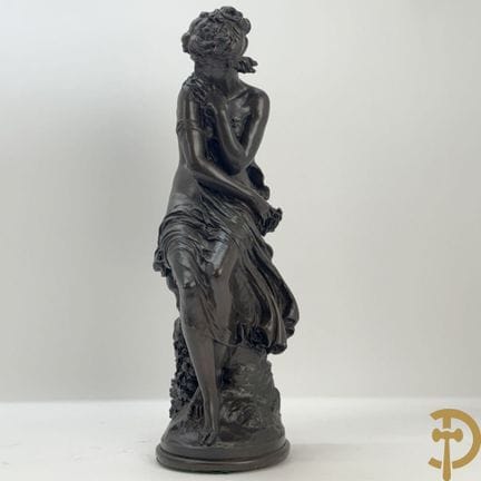 莫罗（MOREAU）作品，题为《手持花束的坐姿女士》的电镀雕塑，标有“E. Godeau Paris