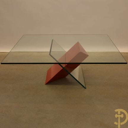 Design-Couchtisch mit polierter Glasplatte auf ein