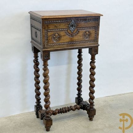Baule scolpito in rovere massiccio con gigli franc
