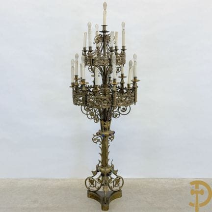 Candelabro de iglesia neogótico de cobre de dos pi