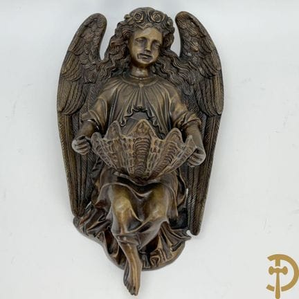 Acquasantiera in bronzo raffigurante un angelo che