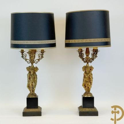 Coppia di lampade da terra vintage con 3 karyatidi