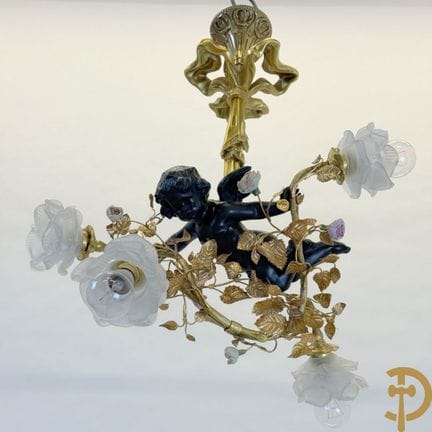火镀金青铜大厅吊灯，配有4个灯头，丘比特手持一枝缀有瓷质小花的枝条 | 吊灯高度60厘米 - 宽度5