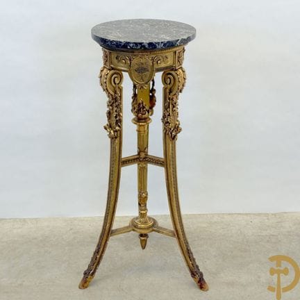 Piedistallo neoclassico dorato con torcia centrale
