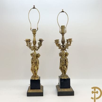 Coppia di lampade da terra vintage con 3 karyatidi
