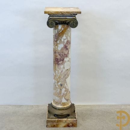 Colonna in marmo con capitello ionico in bronzo e 