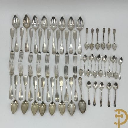 Diciotto cucchiai in argento massiccio, 14 forchet