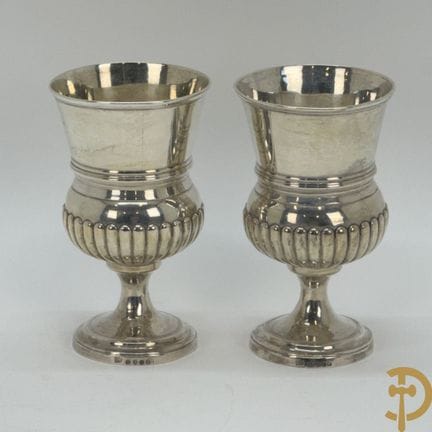 一对纯银杯，乔治三世时期，1808年伦敦制造，制作者印记为RH SH（罗伯特·亨内尔一世与塞缪尔·亨