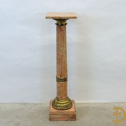 Colonna in marmo scanalata con finiture in bronzo 