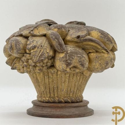 Ornamento in legno intagliato raffigurante fiori i