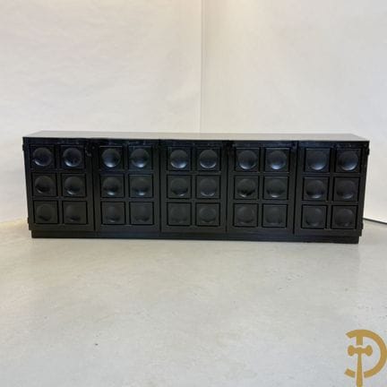 Credenza brutalista a cinque ante laccata di nero 