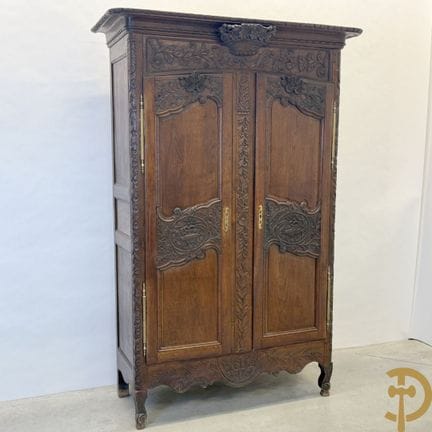 Comò nuziale in rovere massiccio con scultura flor