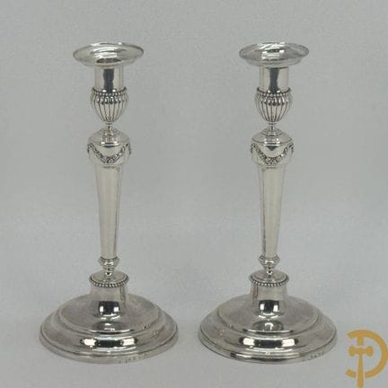 Par de candelabros de plata maciza con balaustres 