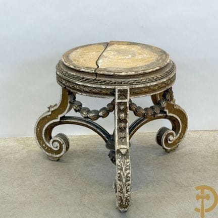 Antico piedistallo dorato decorato con ghirlande (