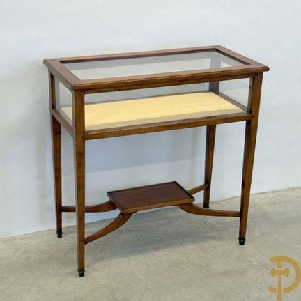 Tischvitrine „Kerselaren“ mit Etagere auf vier sic