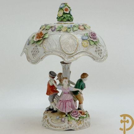 Lampada da terra in porcellana con figure danzanti