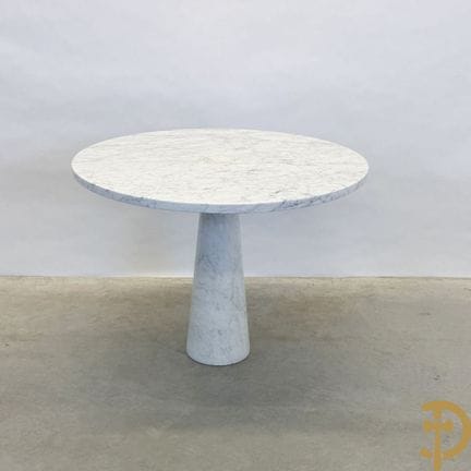 Italienischer Designtisch aus Carrara-Marmor auf e