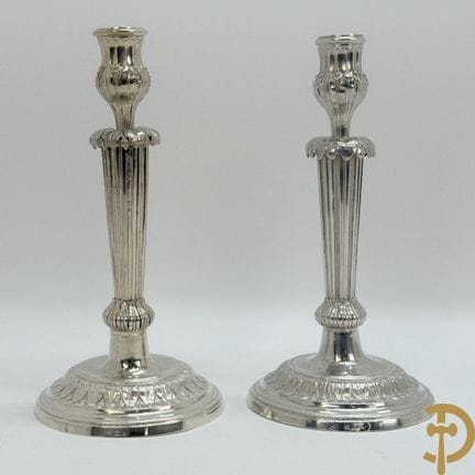 Par de candelabros de plata maciza con un motivo f