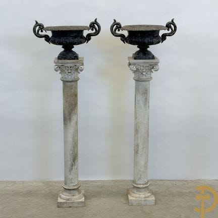 Coppia di colonne in marmo con capitelli corinzi, 