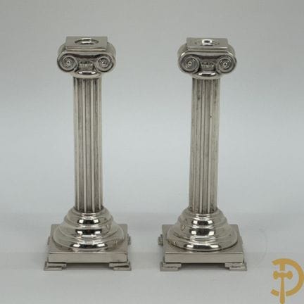 Par de candelabros de plata maciza con capiteles j