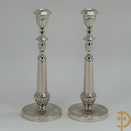Par de candelabros de plata maciza con balustre y 