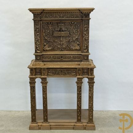 Credenza neorinascimentale italiana scolpita a man