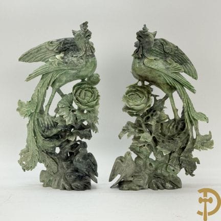 Ein Paar asiatischer Skulpturen mit Phönixen und P