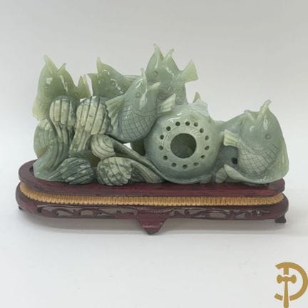 Skulptur aus Jadeit in Form von Fischen auf einem 
