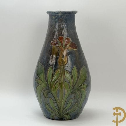 Flämische Steingutvase mit Blumenmotiven, signiert