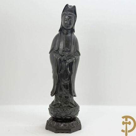 Asiatischer Buddha aus Bronze auf einer Lotusblüte