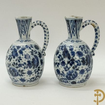 Zwei blau-weiße Delft-Kannen mit Blumenmuster | Hö