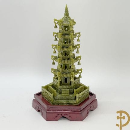 Handgefertigter asiatischer Tempel auf einem Holzs