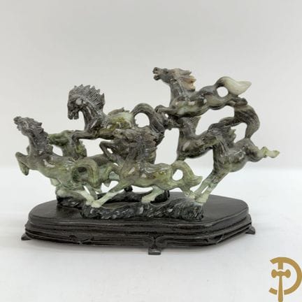 Skulptur mit 8 galoppierenden Pferden aus Jadeit a