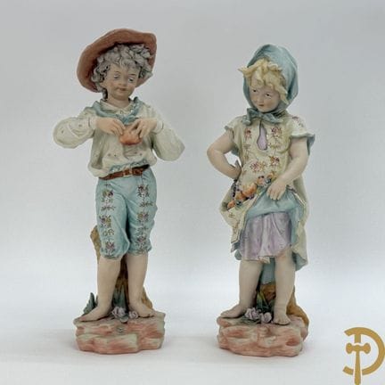 Ein Paar handbemalte, romantische Biskuitfiguren e