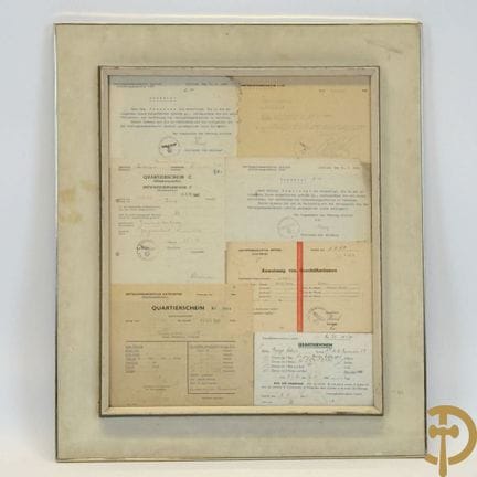 Siete documentos enmarcados sobre la Segunda Guerr
