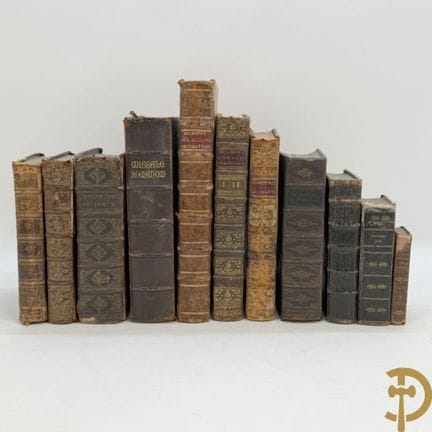 Serie de libros antiguos de teología con tapas de 