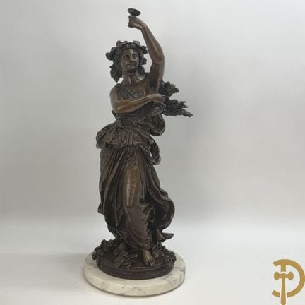 Unsignierte Zamak-Skulptur „Dame mit Weinreben und