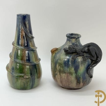 Flämische Steingutvase im „Pique-Fleur“-Stil mit D