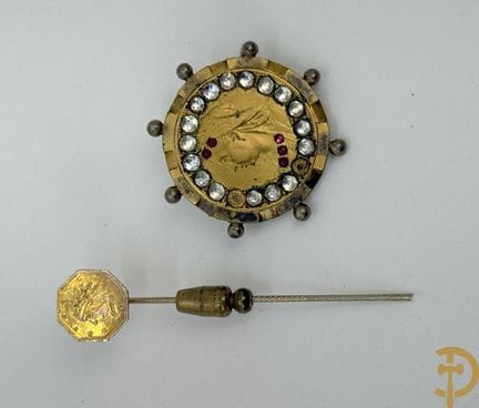 Brosche aus einem Half-Penny von 1899 + Krawattenn