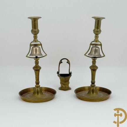 Pareja de candelabros antiguos de cobre con campan