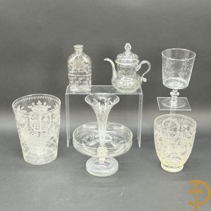 Hand-cut bottle holder with a double design featur