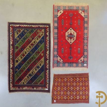 Orientalischer handgeknüpfter Teppich mit diagonal