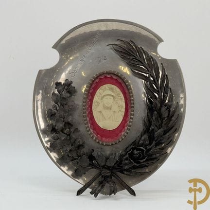 1914/1918年战争纪念品，镀铬浅浮雕，配有手工锻造的橡叶战利品和一名士兵的肖像 | 高37.5