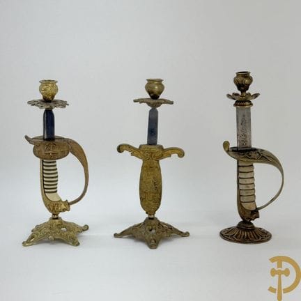 Tres candelabros de cobre con asas fabricadas con 