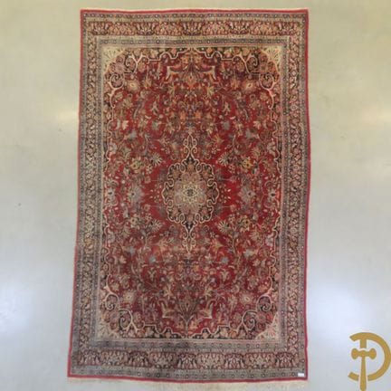Orientalischer, handgeknüpfter Teppich mit zentral