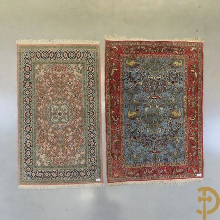 Zwei handgeknüpfte orientalische Teppiche, darunte