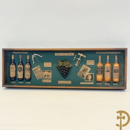 Expositor «Wines of the world», marco con adornos 
